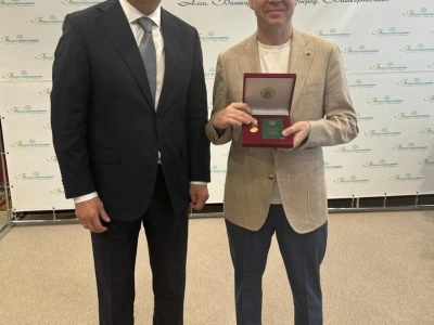 Радий Хабиров наградил Евгения Миронова почетным званием